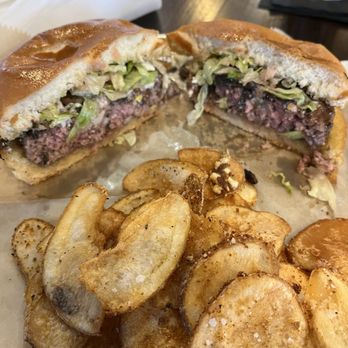 World of Beer - Blue cheese burger with Parmesan chips - Gastropubs Near Me - Cypress, Texas World of Beer - Blue cheese burger with Parmesan chips - Gastropubs Near Me - Cypress, Texas