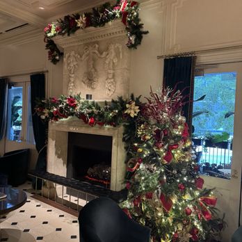 Léonie - Beautiful Christmas decorations in the lobby - Italian Near Me - Dallas, Texas