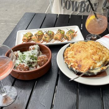 The Smith - Spicy Salmon Tartare SO GOOD MY FAVORITE THING EVER Black Truffle Arancini   very good Mac & Cheese   good - New American Near Me - New York, New York
