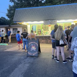Norm’s Ice Cream - The line for Norms on a busy Friday moving quickly