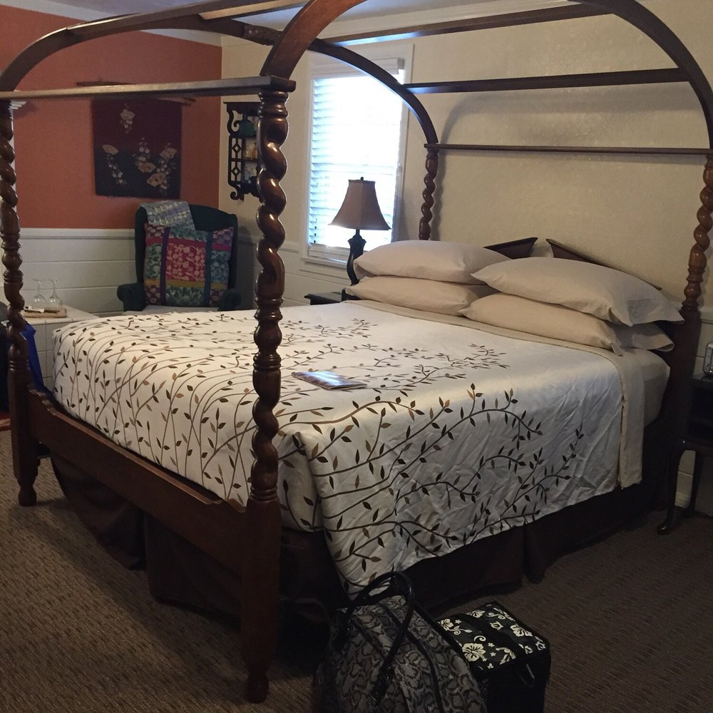 Strawberry Creek Inn - Maggie's room - Hotels Near Me - Idyllwild, California