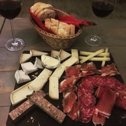 La Käserie - LIT. Plate for 2 including 2 wines 19 euros.