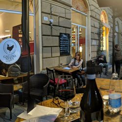 La Gallina Nera - Great outdoor seating... Filled up early!