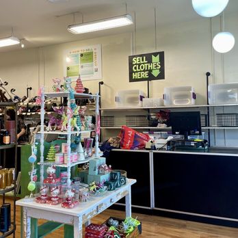 DeeLux - Sell clothes at the counter - Used, Vintage & Consignment Near Me - Claremont, California
