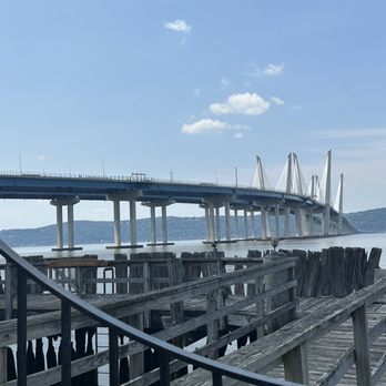 The Sailhouse - Views of Tappan zee Bridge (cuomo bridge) - Seafood Near Me - Tarrytown, New York