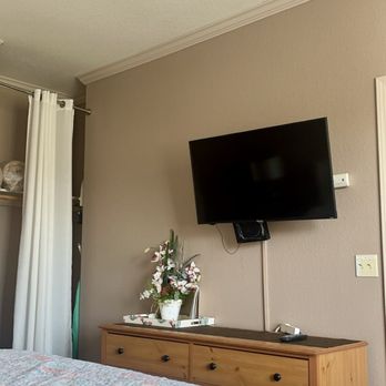 Pacific Plaza Resort  - Another tv is in bedroom - Hotels Near Me - Oceano, California