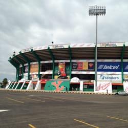 Estadio Kukulcán - Fachada del Estadio. Está un poco feo que tenga tanta publicidad :(