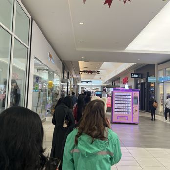 Hello Kitty and Friends Cozy Corner - The line at 10:30 before it got REALLY LONG - Pop-up Shops Near Me - Torrance, California Hello Kitty and Friends Cozy Corner - The line at 10:30 before it got REALLY LONG - Pop-up Shops Near Me - Torrance, California
