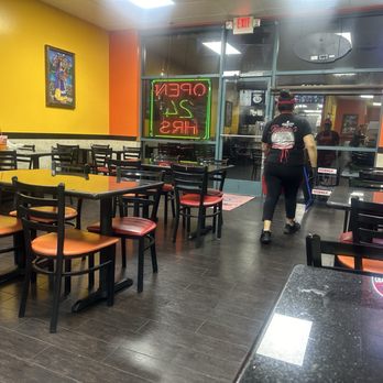 Roberto's Taco Shop - Seating area - Mexican Near Me - Enterprise, Nevada