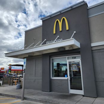 McDonald's - the front of the restaurant - Burgers Near Me - Gilman, Illinois