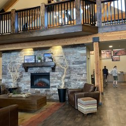 Canyon Country Lodge - Lobby area by fireplace