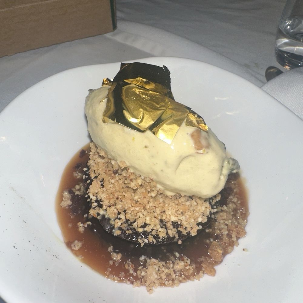 Julio César - Chocolate molten cake with pistachio gelato - Italian Near Me - Mayagüez, Puerto Rico