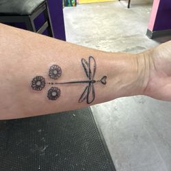 Addictive Artistry - Teresa had the dragonfly done in tribute to her grandmother who lived them and the daisies are for her mom and grandmother!