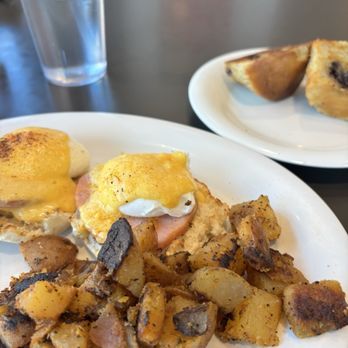 Eggs Up Grill - Classic Benny and Blueberry Muffin - Breakfast & Brunch Near Me - Charleston, South Carolina