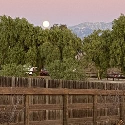 Villa Wine Tour - Moonrise at McKinney Vyd