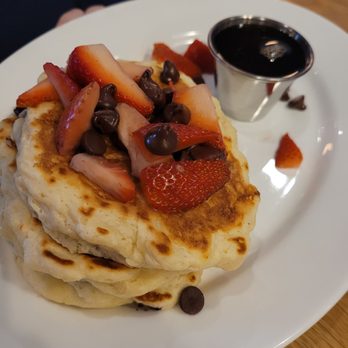The Edison Automat - Blueberry cloud cakes with chocolate chips and strawberries - Cafes Near Me - Edison, New Jersey The Edison Automat - Blueberry cloud cakes with chocolate chips and strawberries - Cafes Near Me - Edison, New Jersey