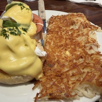 Mix Huevos - California Benedict (tomato and avocado) with a side of hashbrowns - Breakfast & Brunch Near Me - San Jose, California Mix Huevos - California Benedict (tomato and avocado) with a side of hashbrowns - Breakfast & Brunch Near Me - San Jose, California