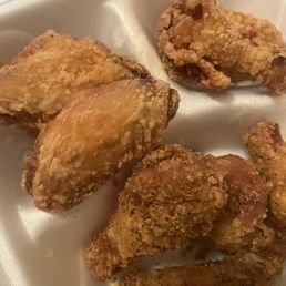 10 piece wing. Half dry lemon pepper, half fried plain.
