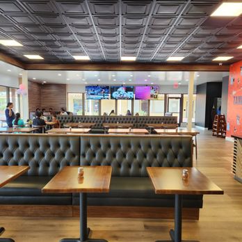 Tandoori Pizza - Plenty of seating at this brand new pizza restaurant. - Indian Near Me - Clovis, California Tandoori Pizza - Plenty of seating at this brand new pizza restaurant. - Indian Near Me - Clovis, California