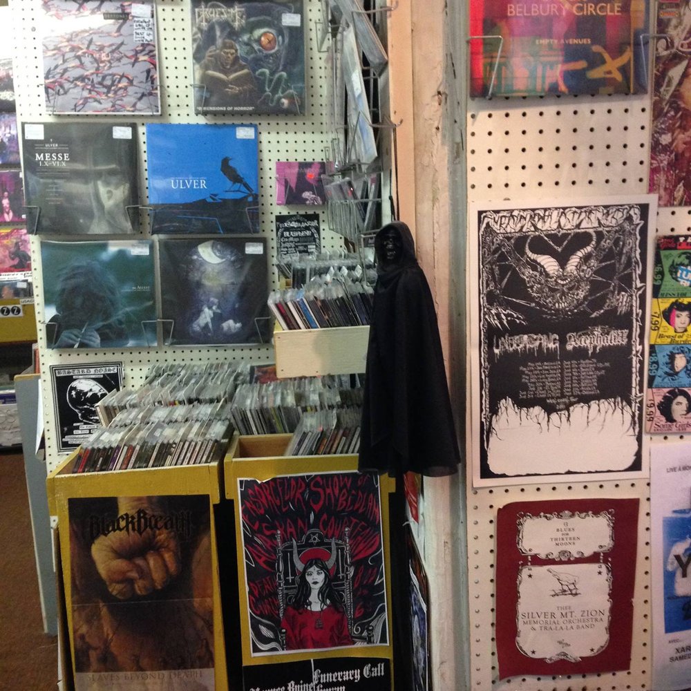 Cheap Thrills - This guy is just hanging out :-) - Bookstores Near Me - Montreal, Quebec Cheap Thrills - This guy is just hanging out :-) - Bookstores Near Me - Montreal, Quebec