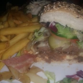 Burger 33 - Great Burger ~ So Good, the only downside was someone thought it was a good idea to put fresh cucumber slices on it... Wtf?? - Burgers Near Me - Amersfoort, Utah