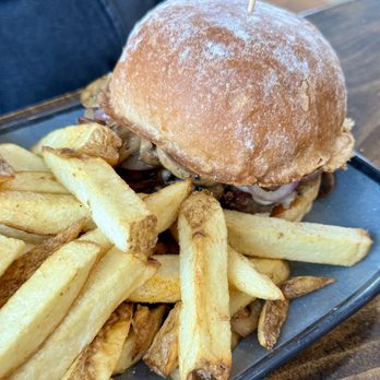 Bend Burger - Mirror pond, amazing burger! - Burgers Near Me - Bend, Oregon