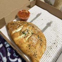 Mezzaluna Pizzeria - Calzone