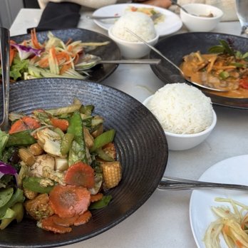 Noi Thai Cuisine - Red curry beef, mixed vegetable deluxe with tofu, Green Papaya Salad (Som Tum)* - Thai Near Me - Seattle, Washington