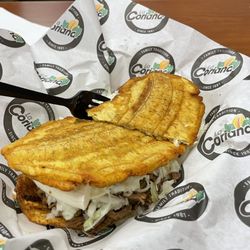 Arepa con carne Mechada (arepa with shredded beef)