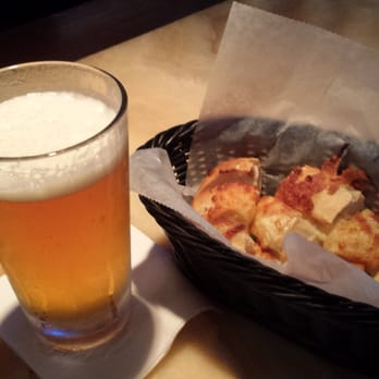 Salute - Trying to save the garlic bread so I have room for pasta is very hard! - Italian Near Me - Hartford, Connecticut
