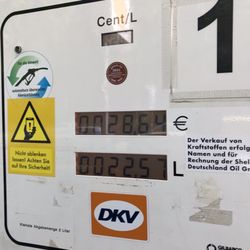 Shell Tankstelle - Zapfsäule. Gas Pump.