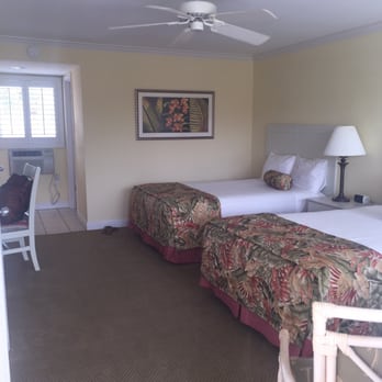 Inn at the Beach - Room with 2 double beds came with a microwave, fridge, and complimentary water and toiletries. - Hotels Near Me - Venice, Florida Inn at the Beach - Room with 2 double beds came with a microwave, fridge, and complimentary water and toiletries. - Hotels Near Me - Venice, Florida