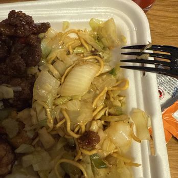 Panda Express - Supposed to be freshly made chow mein! It looks Ike I got the last of the pan before fresh was made! - Chinese Near Me - Ames, Iowa
