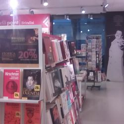 La Feltrinelli Point - Scaffali pieni di libri