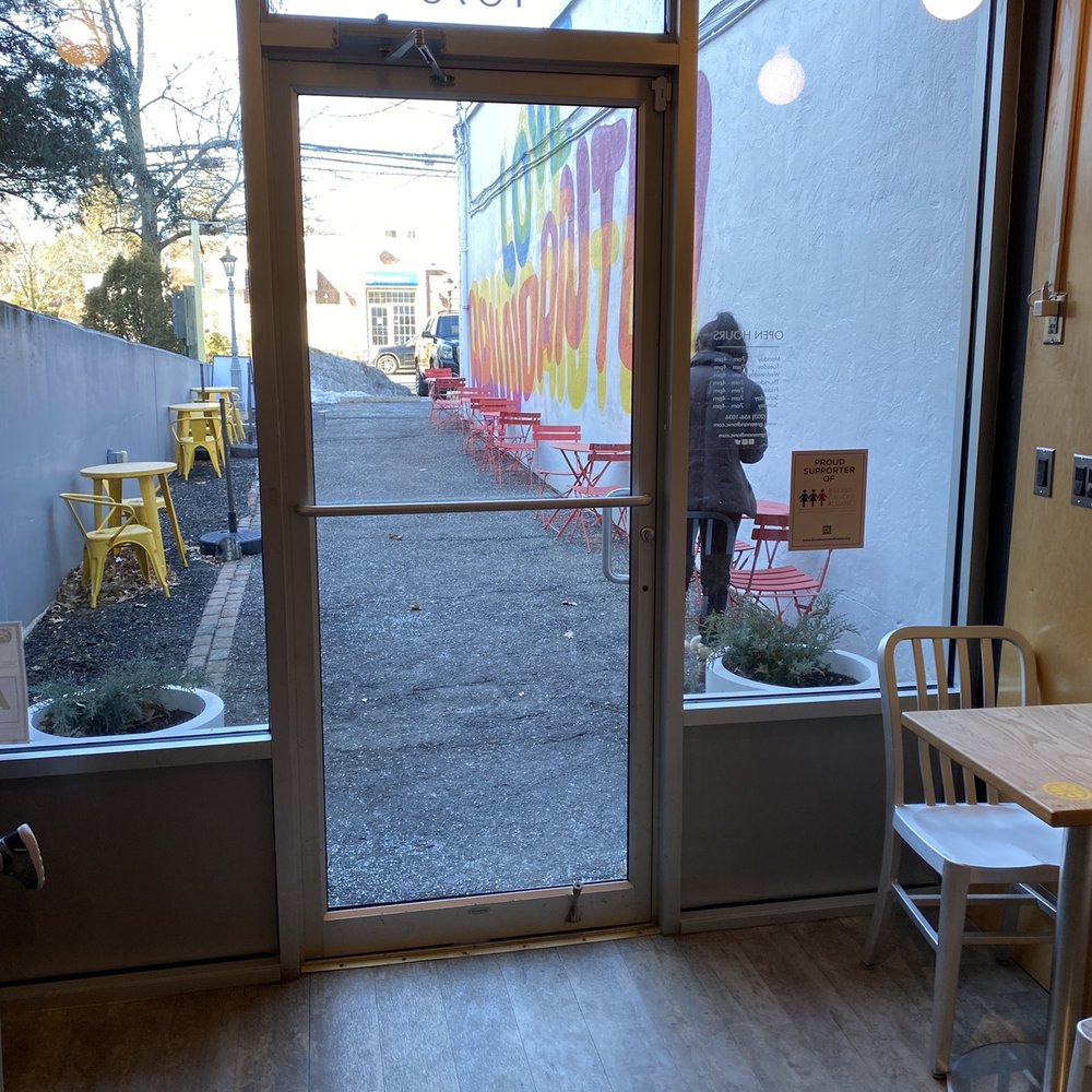 Green & Tonic - Looking outside from inside - Juice Bars & Smoothies Near Me - Darien, Connecticut