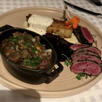 L'etoile - Bourguignon beef and lamb with millet feuille potatoes - French Near Me - Rio de Janeiro, RJ L'etoile - Bourguignon beef and lamb with millet feuille potatoes - French Near Me - Rio de Janeiro, RJ