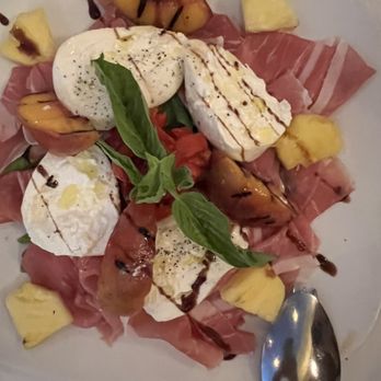 La Perla Di Pompano - Special burrata with peaches and pineapple - Italian Near Me - Pompano Beach, Florida
