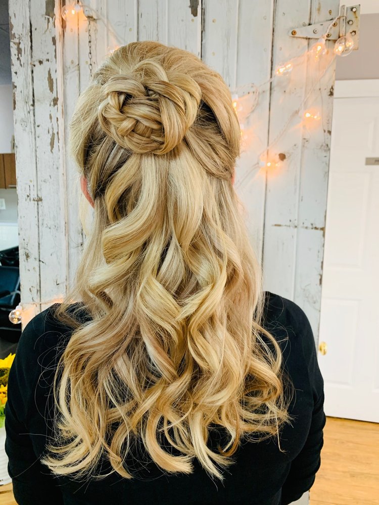 Painted Mane Beauty Bar Logo