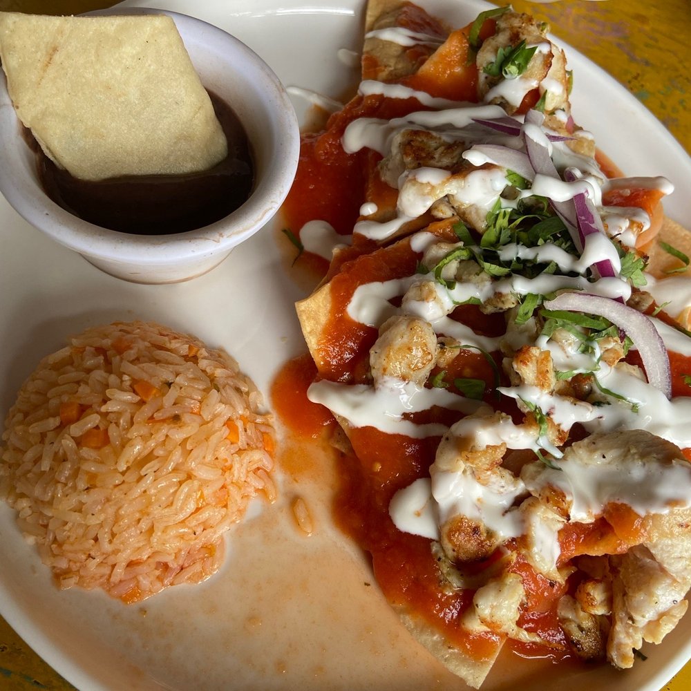 La Coqueta - Chilaquiles rojos con pollo - Mexican Near Me - Tulum, ROO