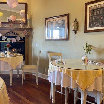 Cayucos Sunset Inn Bed & Breakfast - Indoor dining room , outdoor dining available too. - Hotels Near Me - Cayucos, California Cayucos Sunset Inn Bed & Breakfast - Indoor dining room , outdoor dining available too. - Hotels Near Me - Cayucos, California