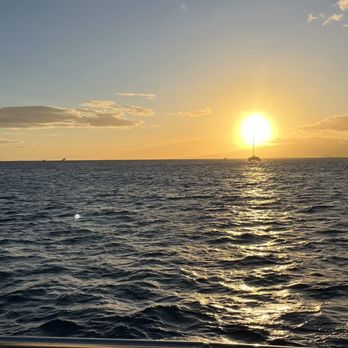 Makani Catamaran - Sunset - Boating Near Me - Honolulu, Hawaii