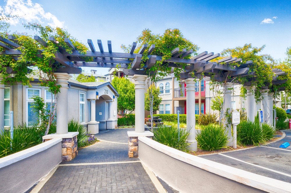 RENAISSANCE APARTMENT HOMES Updated August 2024 110 Photos & 31