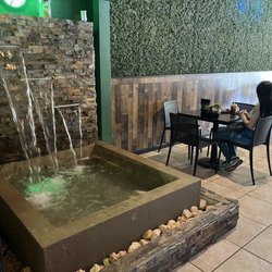 Rain Forest and Grill - Hay una fuente dentro del restaurante