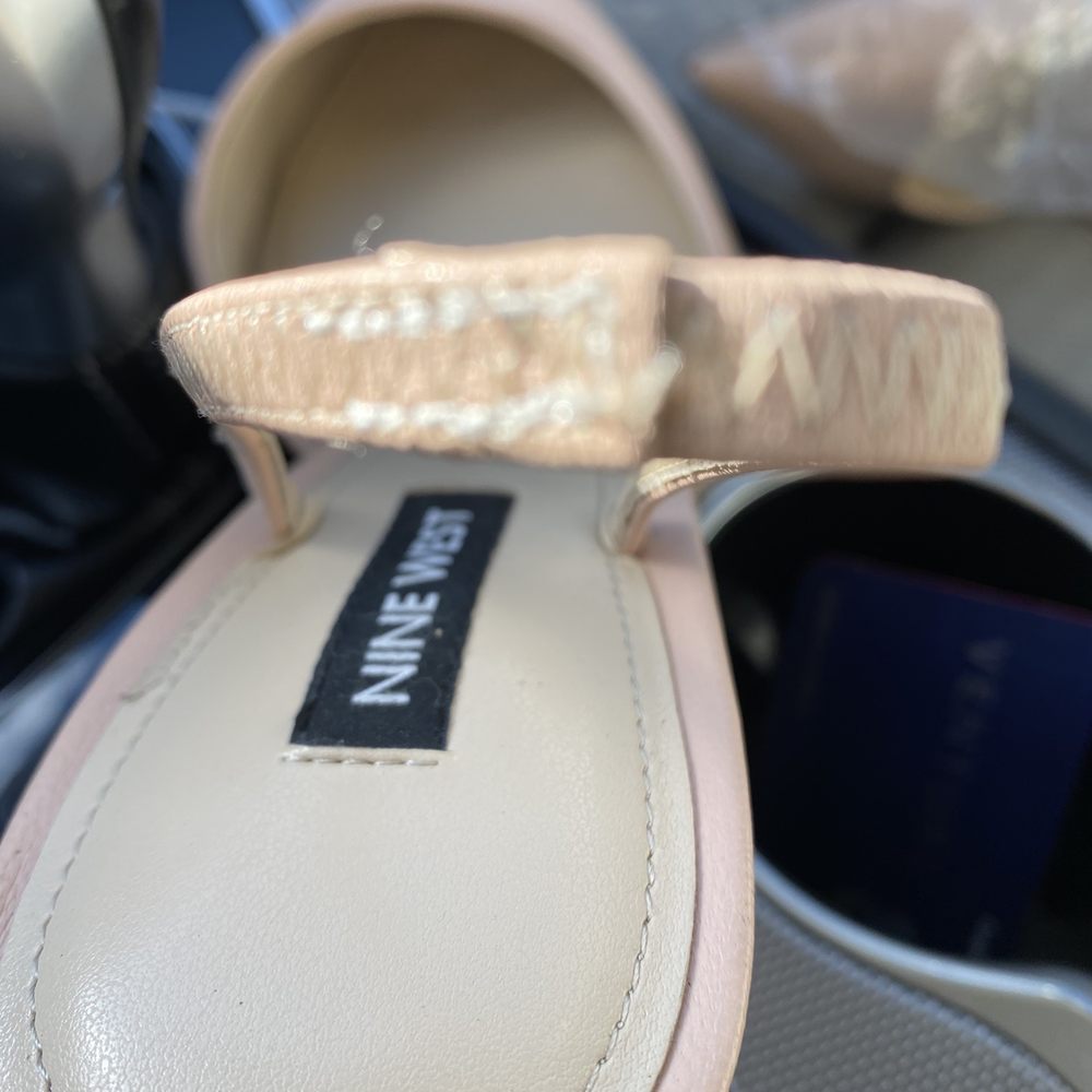 Used whit stitching so totally noticeable it was repaired. Used whit stitching so totally noticeable it was repaired.