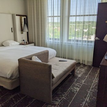 DoubleTree by Hilton Youngstown Downtown - King Room - Hotels Near Me - Youngstown, Ohio DoubleTree by Hilton Youngstown Downtown - King Room - Hotels Near Me - Youngstown, Ohio