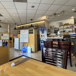 Hiyori - Inside dining area and counter