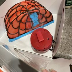 Baskin-Robbins - Spider-Man decoration that did not stay on the cake at all.