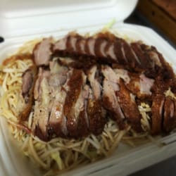 Choi Man Imbiss - Knusprige Ente mit gebratene Nudeln €8,10....yummy als takeaway. Mit Chili sauce und das ist perfekt.