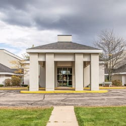 Econo Lodge - Hotel Exterior and Main Entrance