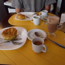 Ristettos, espresso, cappuccino e torteletes com legumes - nham!